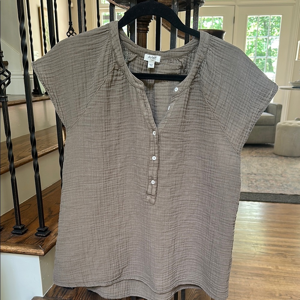 Blouse by Dylan. Gauze fabric. Flutter sleeve